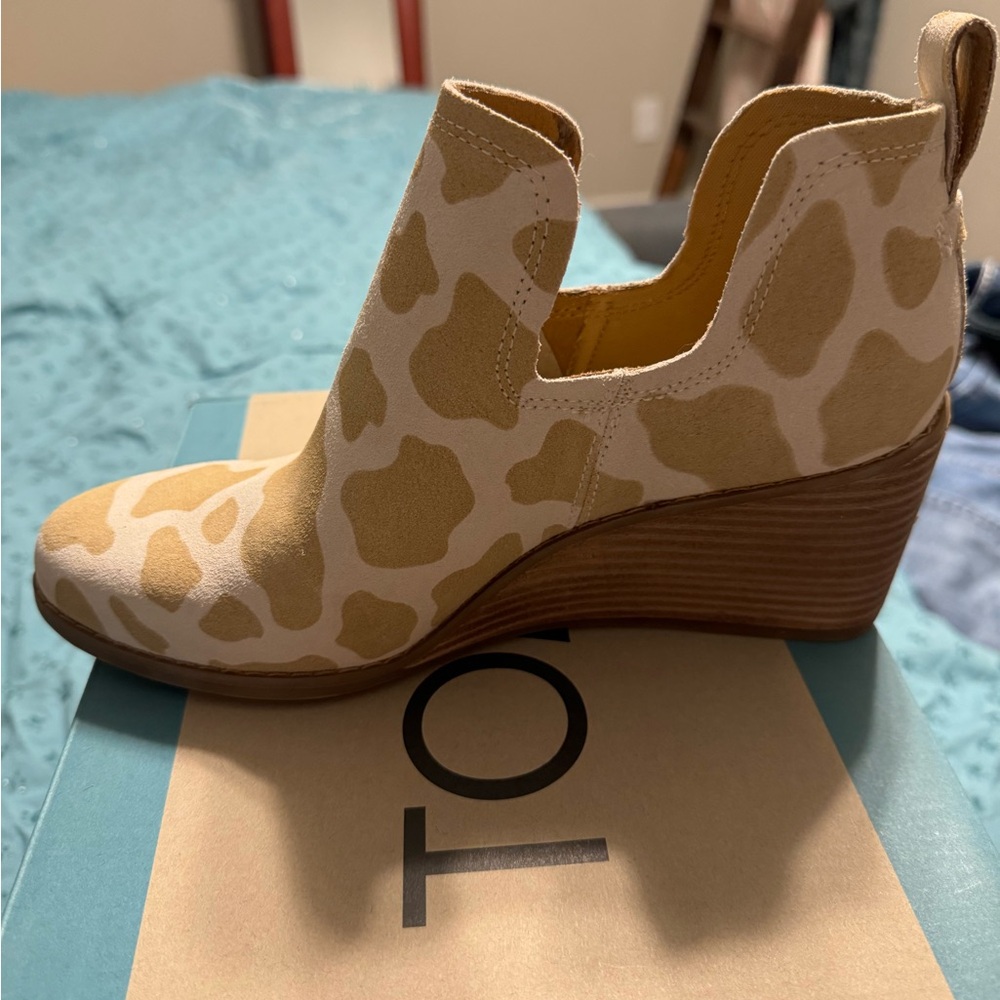 *NIB* TOMS Kallie Cow Print Wedge